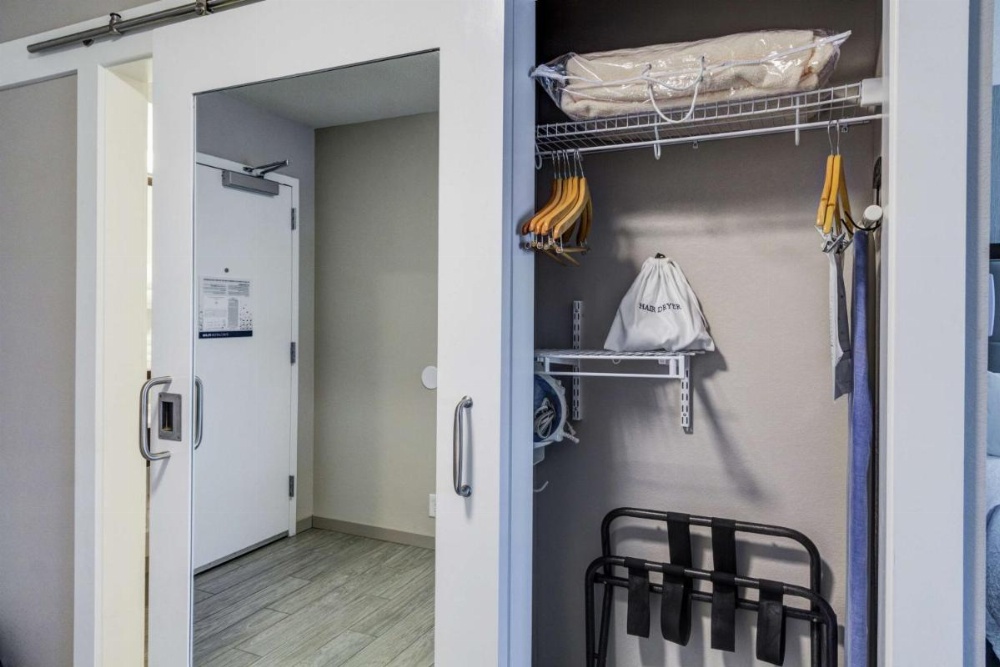 King Room with Roll-In Shower - Mobility Access/Non-Smoking